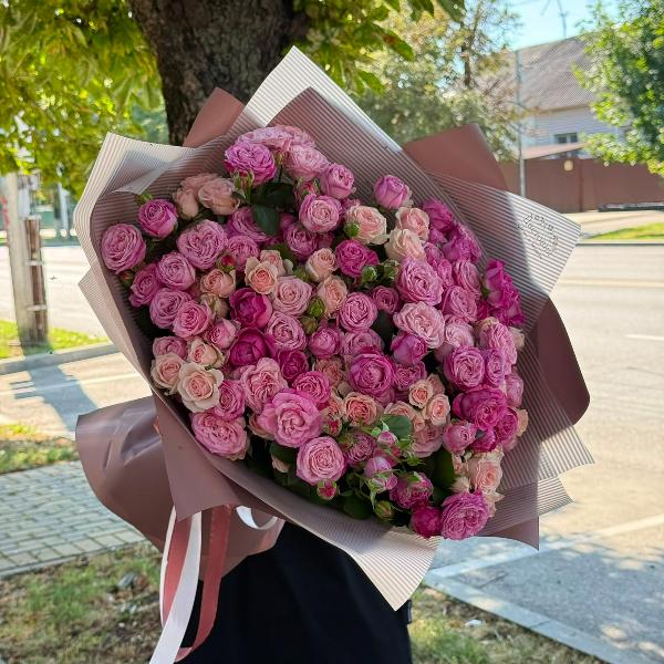 Букет из пионовидных кустовых роз  "Миссис"